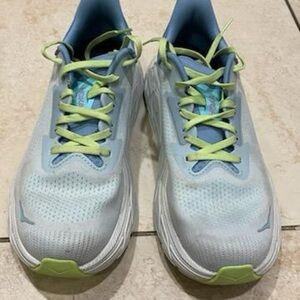 Hoka Arahi 7